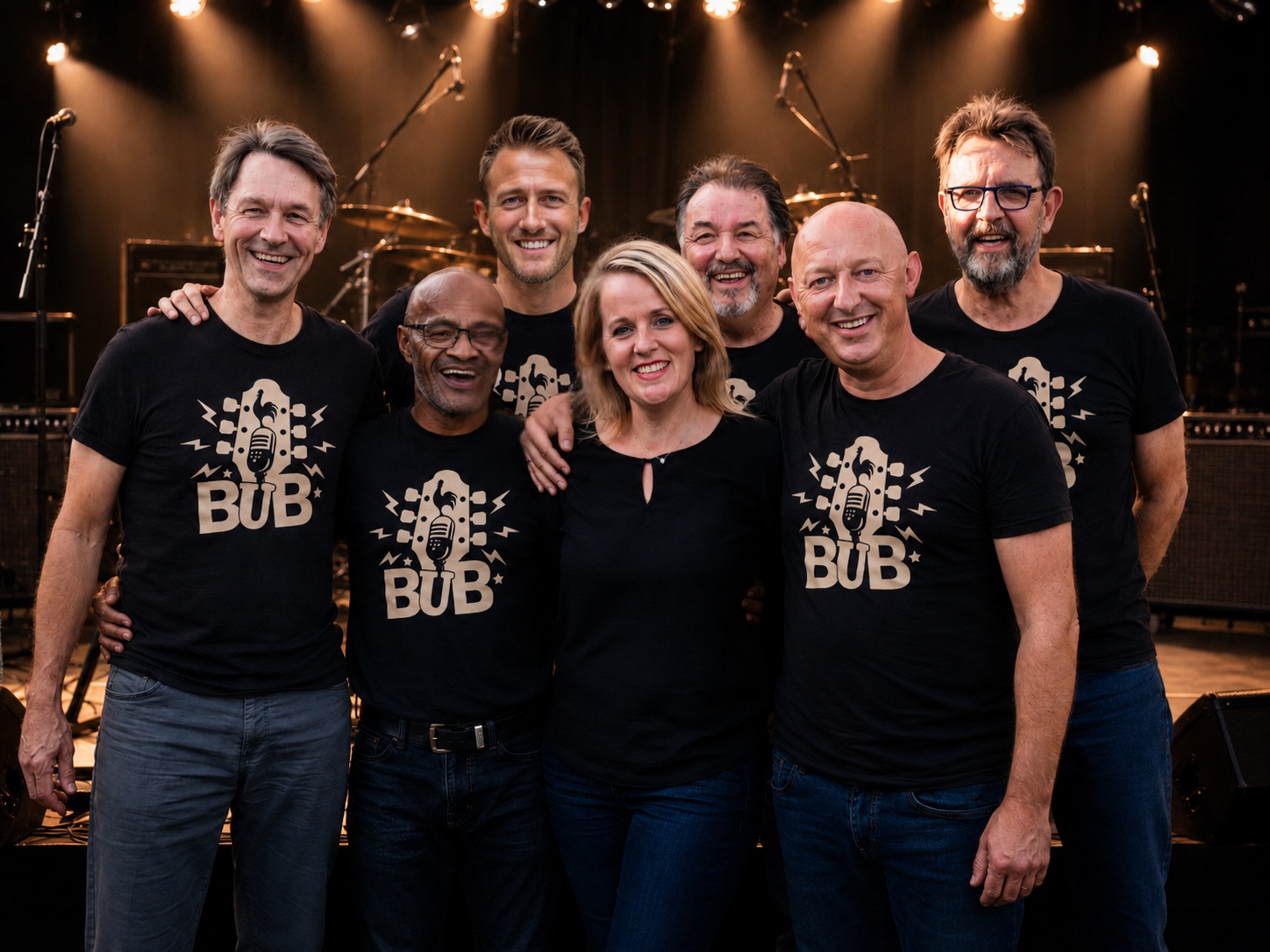 De bandleden van BUB op het podium